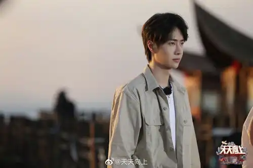 勇敢少年,向古滇之城进发天天向上发布王一博单人剧照
