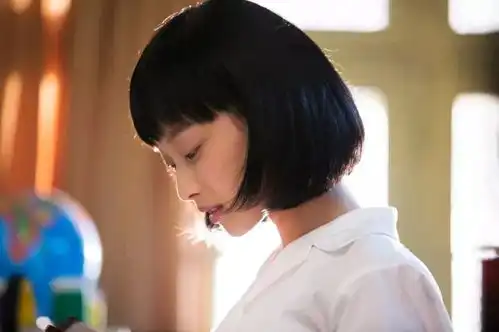 行走在极简主义风格中的时尚喵总倪妮
