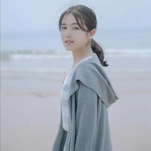 李兰迪参加高中毕业典礼,最后一次穿校服和同学合影
