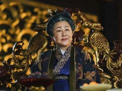 两位老戏骨近照曝光引人担忧,斯琴高娃需拄拐杖,李雪健身形消瘦
