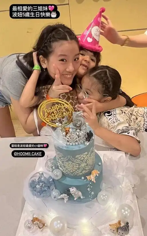 贾静雯晒全家福为波妞庆生,高调秀戒指名表,不及咘咘表情抢镜
