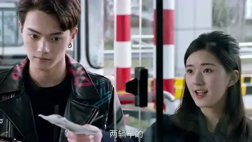 富少收费站忘带钱,美女一个小举动,瞬间动了心
