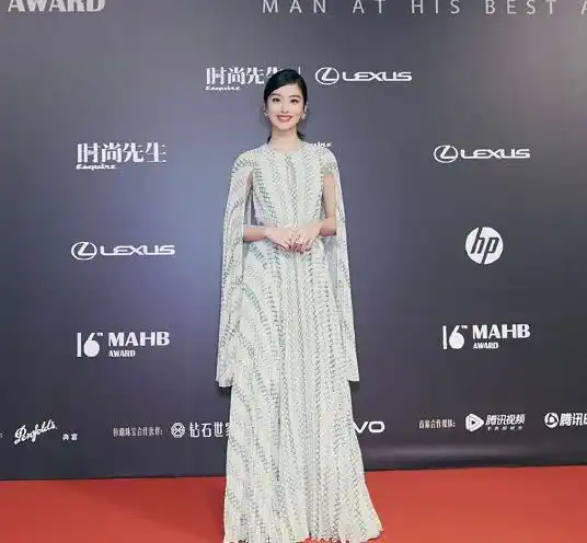 芳华杨采钰晒健身照,大秀性感腹肌马甲线和男友竟相差30岁