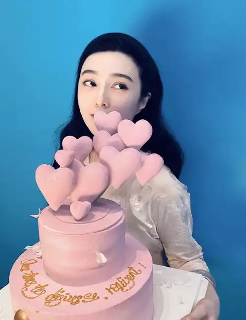 范冰冰生日啦,能猜到今年她多少岁了吗,看看那位来给她过生日啦
