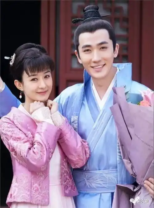 赵丽颖和谁拍照都是一脸笑容,唯独和她不同,网友感情真好
