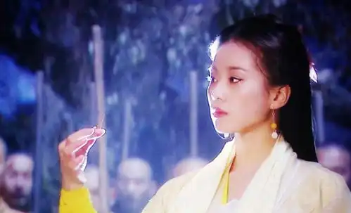 刘诗诗获赞最美黄衫女,友情客串倚天屠龙记,冷艳出尘
