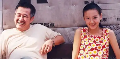 25年前,有谁注意到潘长江小品过河中的女孩,如今已大红大紫
