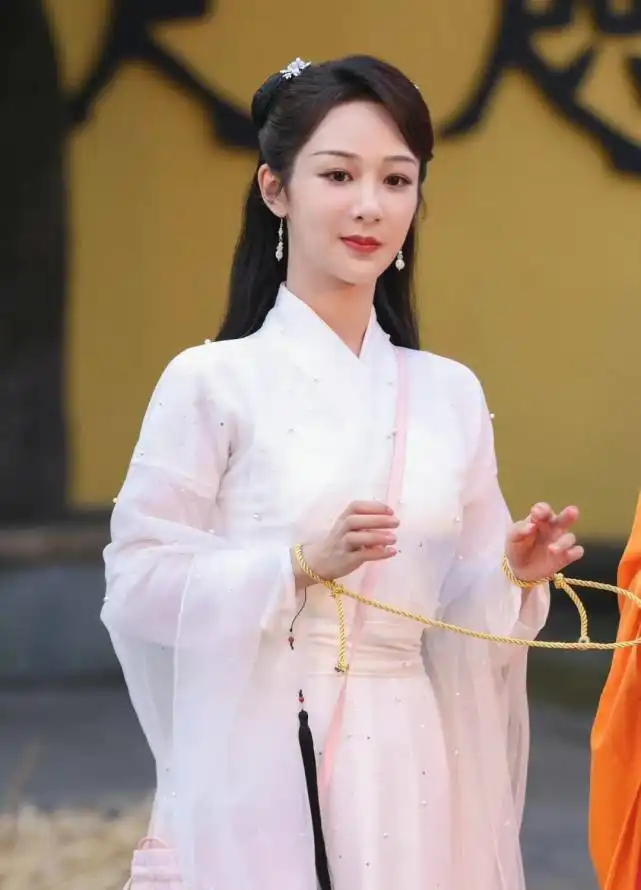 沉香如屑成毅蒙眼剧照曝光,氛围满满,看好成毅杨紫的合作吗
