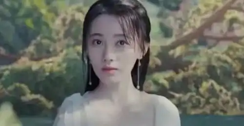 假发假肩假腹肌,连屁股都是假的,明星们的小秘密藏不住了
