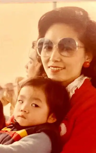 蒋万安晒儿时与母亲合照网友妈妈年轻时好漂亮
