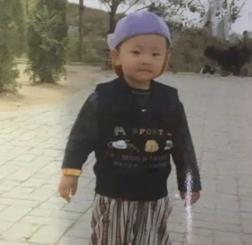 邓伦童年照被疯传,他妈妈年轻时候的模样,颜值不输任何一位女星
