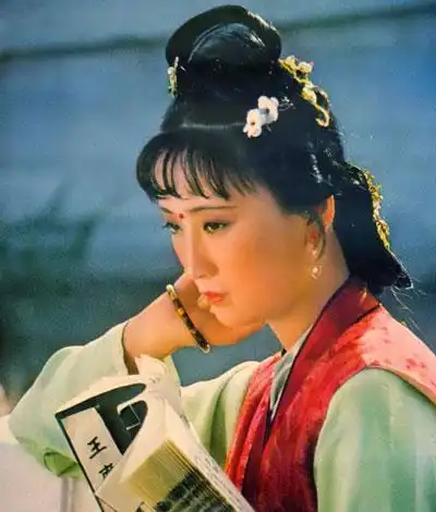 红楼无闲笔,香菱之死和宝玉拿来的石榴裙有关
