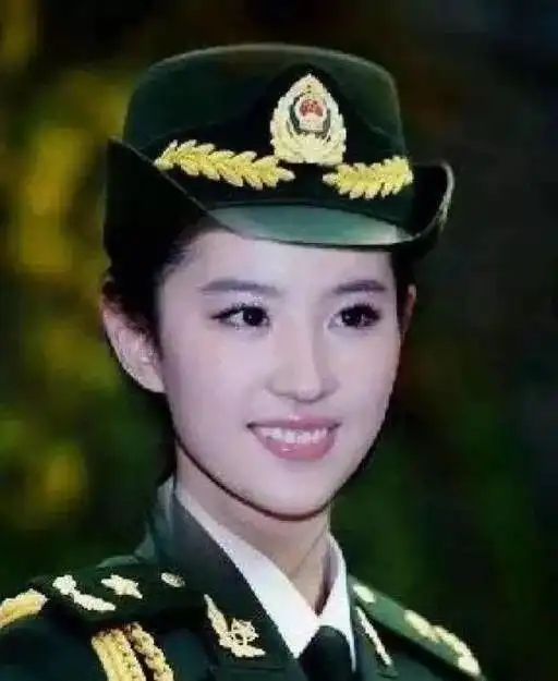 郑爽最新谍战剧照,顶着齐刘海穿军装被网友喷成筛子
