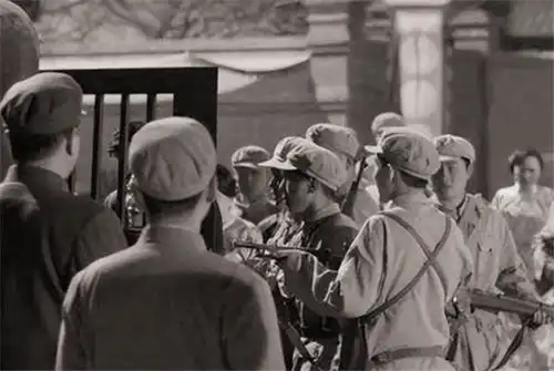 1955年,一战斗英雄升任师长,却在上任途中被捕,发生了什么

