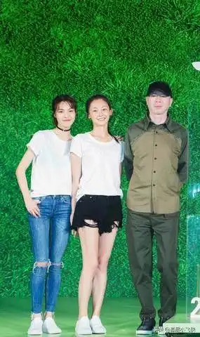 冯小刚看着桌上的艺人照片爆粗口又不是开窑子的,各个浓妆艳抹