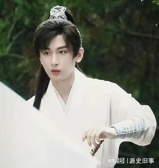 成毅莲花楼李相夷造型曝光白衣白马侠客行,红衣劲装好帅
