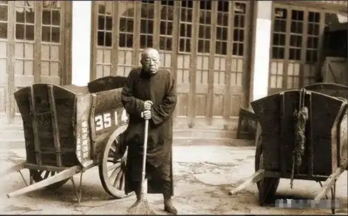 1951年,黄金荣在大世界前打扫卫生时照片,既是惩罚也是赎罪机会
