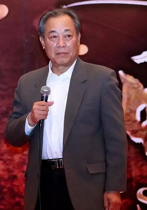 结婚44年零绯闻,为妻子息影12年甘当家庭煮夫,61岁的他终于火了
