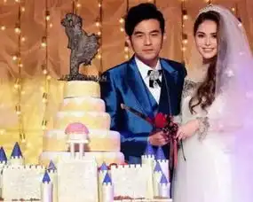 昆凌出席新片摩天营救首映礼,黑色紧身吊带低胸装大秀事业线
