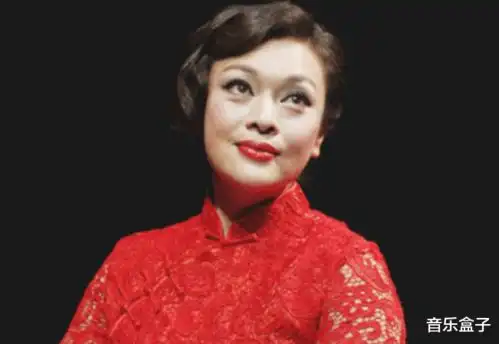 她年轻时名气比巩俐高,曾拒绝知名导演邀请,如今家庭如此

