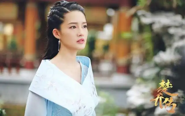 p李沁黑白照短剧方发文致歉,李沁工作室转发,粉丝盼多保护明星
