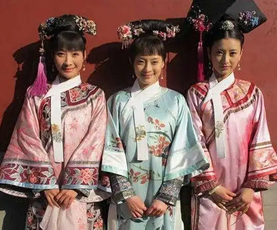 出身黄梅戏世家,出演甄嬛传成名,36岁斓曦结婚生子生活美满