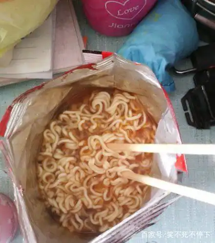 搞笑图片幽默段子笑话哥们,你用菜刀切蛋糕太霸气了吧
