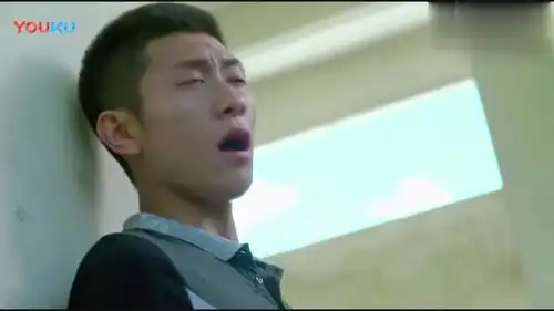 解冰紧追不舍,为求脱身,余罪只能对其动手
