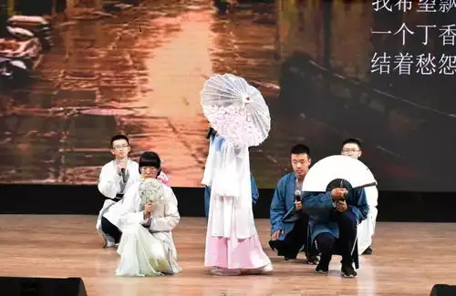 秋天的童话我校举办第五届榴香诗韵诗歌朗诵会

