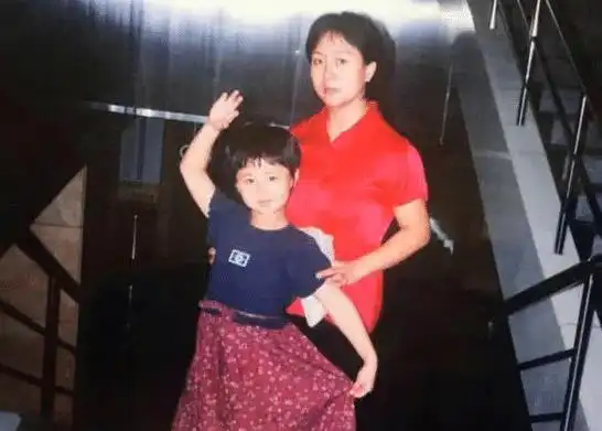 本以为戚薇lucky够像了,等看到杨紫妈妈这才叫生了个自己
