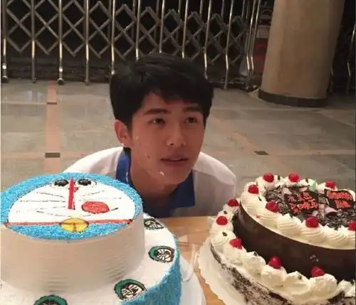 彭昱畅晒照为刘昊然庆生,哥俩戴搞怪墨镜画面喜感
