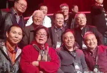 三国演义剧组重聚孔明曹操都来了可潘粤明是咋回事
