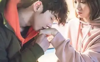 举重妖精再添世纪之吻甜炸的手背kiss