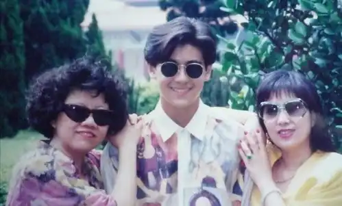 林志颖晒照庆与妈妈同天生日,母子同框似姐弟,原来冻龄也需遗传
