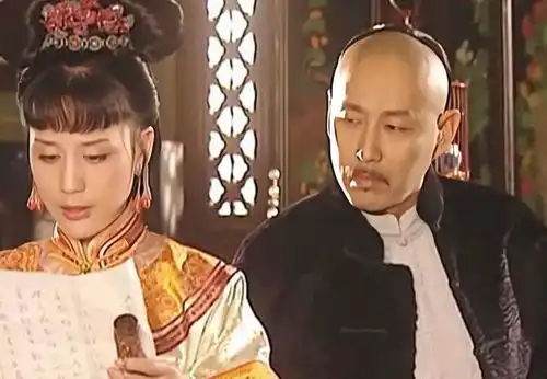 康熙来到孔子墓前,看见碑文迟迟不跪,大臣遮住一字,他立刻下跪
