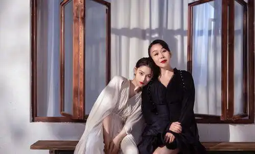 张馨予晒写真为母亲庆生,55岁妈妈年轻时髦,镜头表现力不输女儿
