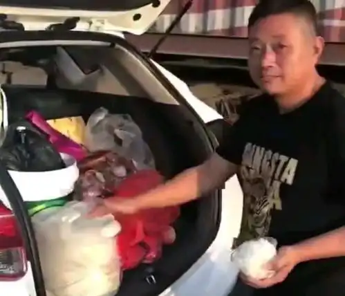 广东一高速堵车,男子后备箱盛饭,网友塞车塞出经验了