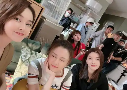 张佳宁发长文道别欢乐颂3晒五姐妹合照好温馨