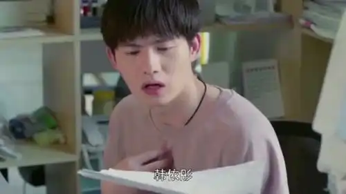 学长突然夸小娇妻可爱,竟还要送情书给她,校草顿时就不淡定了
