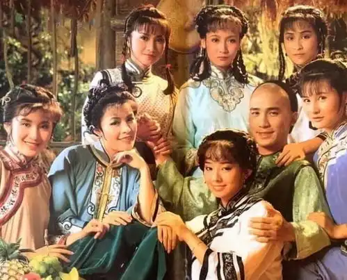 58岁韦小宝与3个老婆同框卖萌,刘嘉玲容光焕发似少女
