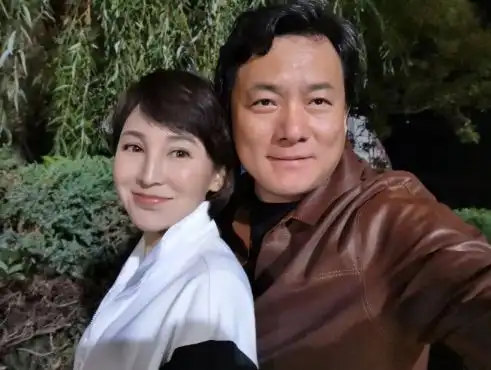 46岁岳丽娜晒照,年轻漂亮不似三胎母亲,被丈夫隔空表白很甜蜜
