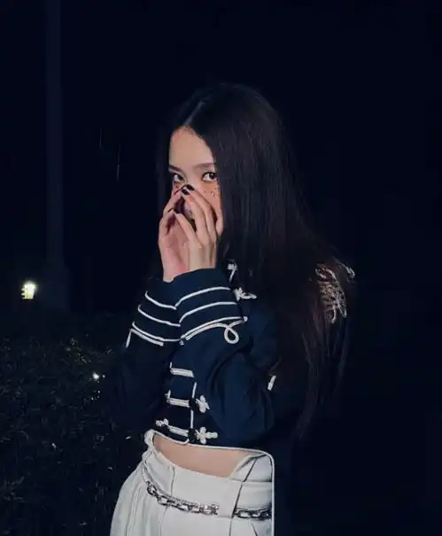 孟美岐尝试暗黑系,本以为很严谨,却暴露了这份性感

