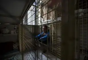 外媒镜头下的香港棺材间蜗居者
