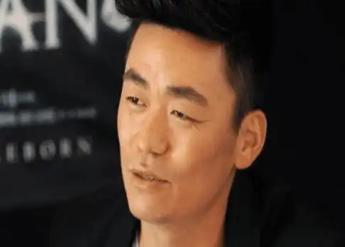 周星驰开拍新喜剧之王,新剧照曝光,王宝强手里这个东西引人注目
