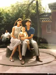 李易峰罕见晒父母年轻合照,狂赞父母颜值惊为天人
