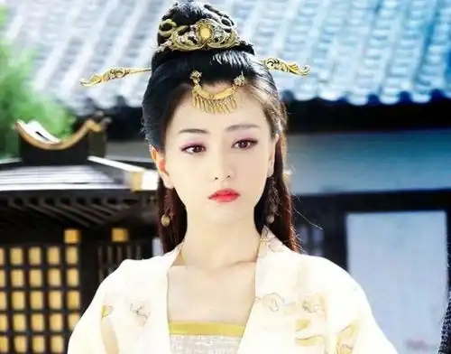 39岁杨蓉又演清朝剧,对比6年前的造型,这颜值我没眼花
