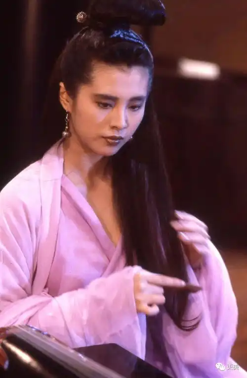 钟楚曦挑战经典女鬼聂小倩,被吐槽太男相,比王祖贤差远了
