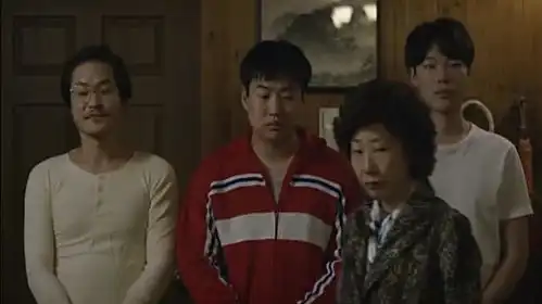 请回答1988妈妈虽然嘴上总说着孩子跟大叔,但也默默的干着保姆的工作
