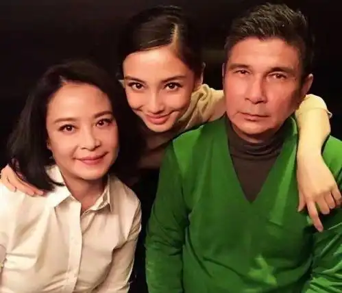 baby妈妈年轻时旧照,母女俩长十分相似,尤其是嘴巴堪称一模一样