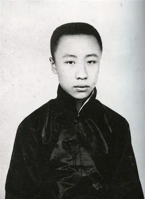 末代皇帝溥仪青年照长相帅气,尽显帝王之气,婉容堪比绝世佳人